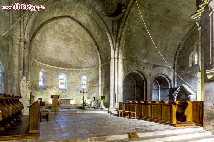 Immagine La sobria navata centrale della chiesa di Senanque in Provenza - © Jorg Hackemann / Shutterstock.com