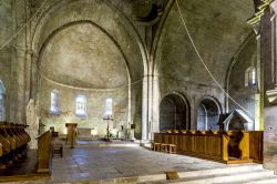 La sobria navata centrale della chiesa di Senanque in Provenza - © Jorg Hackemann / Shutterstock.com 