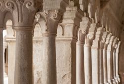 Un particolare delle colonne e dei capitelli del chiostro dell'Abbazzia Benedettina (Cistercense) di Senanque in Provenza - © PerseoMedusa / Shutterstock.com