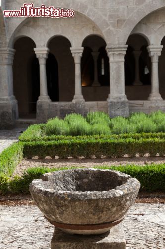 Immagine Un dettaglio dell'interno del chiostro dell'Abbazia di Senanque a Gordes - © PerseoMedusa / Shutterstock.com