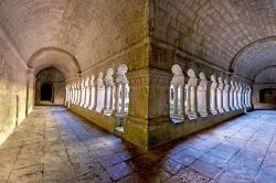 La visita al chiostro dell'Abbazia di Senanque in Provenza - © Jorg Hackemann / Shutterstock.com