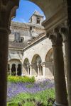 Uno scorcio del monastero provenzale di Senanque a Gordes - © Jorg Hackemann / Shutterstock.com 