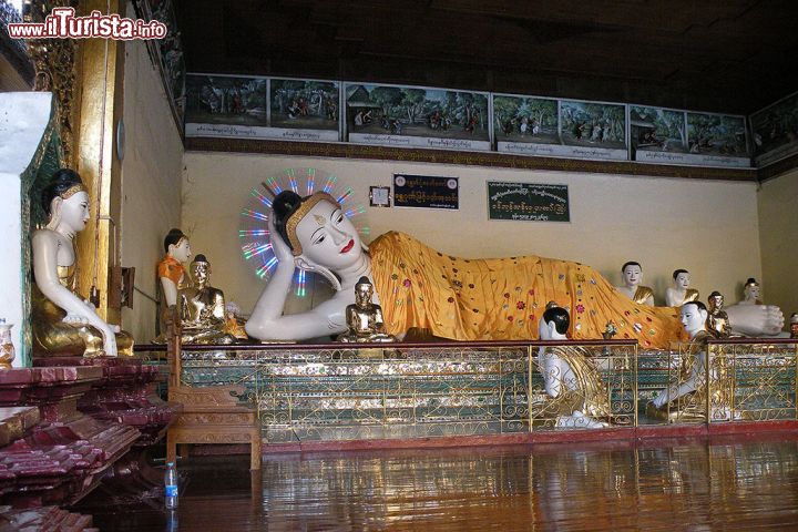 Immagine Il Buddha reclinato nella pagoda di Shwedagon Paya a Yangon (Birmania)  - © Roberto Cornacchia / www.robertocornacchia.com