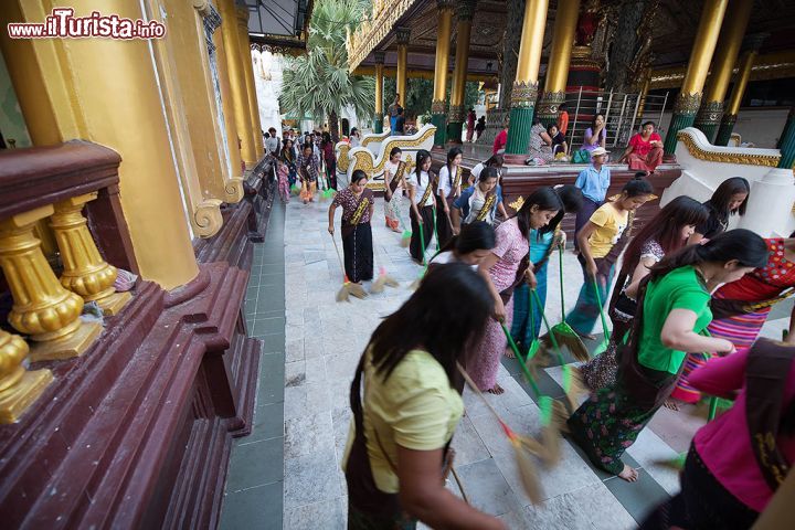 Immagine I fedeli spazzano il pavimento del complesso di Shwedagon Paya a Yangon in Birmania - © Roberto Cornacchia / www.robertocornacchia.com