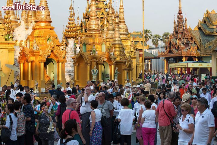 Immagine Folla di fedeli e turisti in visita a Shwedagon Paya, la pagoda d'oro di Yangon in Birmania - © Roberto Cornacchia / www.robertocornacchia.com