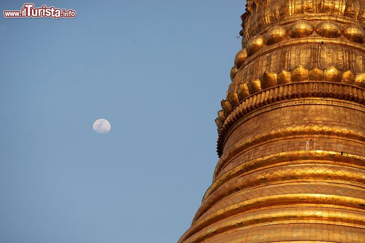Immagine La Luna e la stupa alta 99 m della pagoda di Shwedagon Paya a Yangon in Birmania - © Roberto Cornacchia / www.robertocornacchia.com