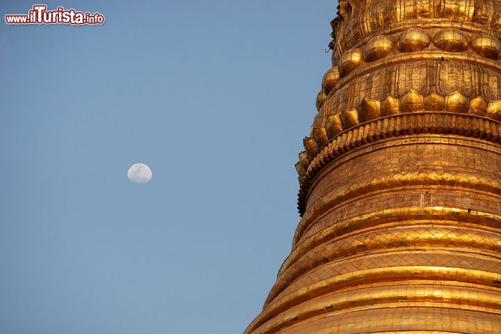 Immagine La Luna e la stupa alta 99 m della pagoda di Shwedagon Paya a Yangon in Birmania - © Roberto Cornacchia / www.robertocornacchia.com