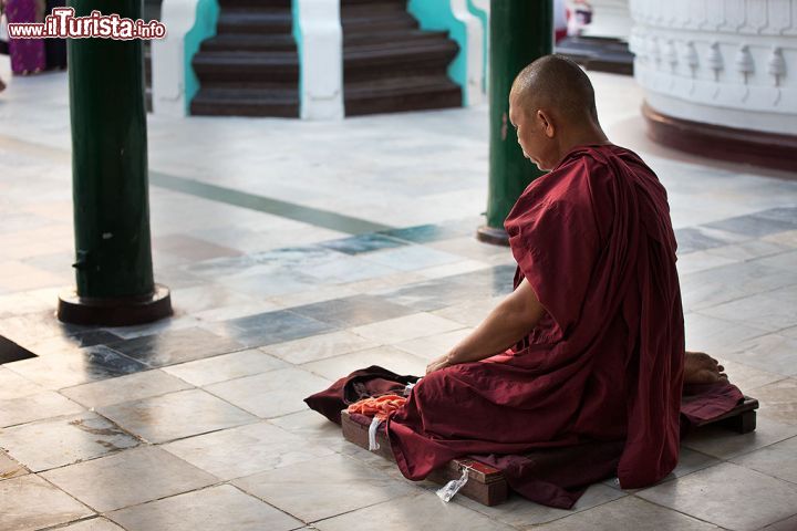 Immagine Un monaco in meditazione ci ricorda la caratura spirituale del sito di Shwedagon Paya a Yangon in Birmania - © Roberto Cornacchia / www.robertocornacchia.com