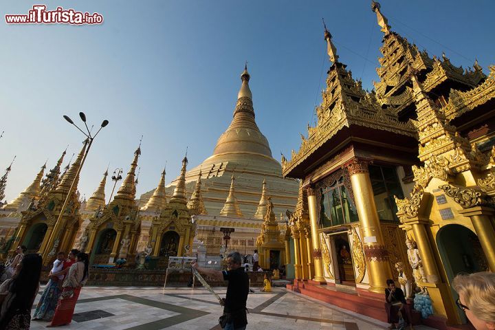 Immagine Tramonto sulla Pagoda e i vari padiglioni di Shwedagon Paya a Yangon (Birmania) - © Roberto Cornacchia / www.robertocornacchia.com