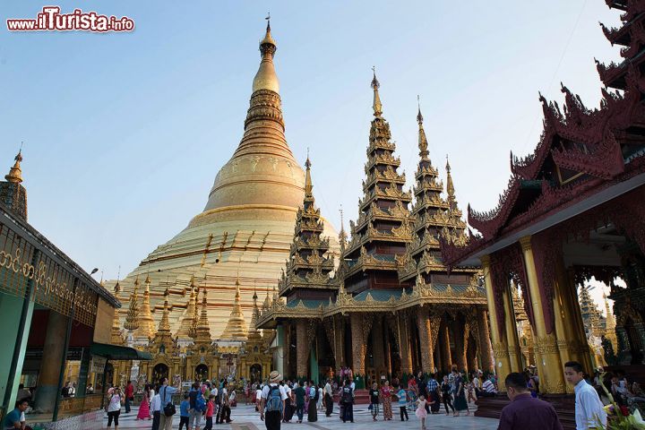 Immagine La Pagoda d'Oro, che tocca i 99 metri di altezza ed i padiglioni di Shwedagon Paya, il centro buddista più importante di Yangon e dell'intera Birmania - © Roberto Cornacchia / www.robertocornacchia.com