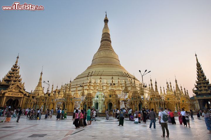 Immagine La pagoda dorata di Yangon, Shwedagon Paya, è la più importante di tutta la Birmania. E' rivestita da ben 27 tonnellate di fogli d'oro - © Roberto Cornacchia / www.robertocornacchia.com