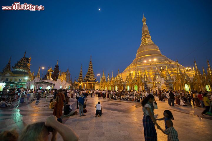 Immagine Una fotografia notturna della Pagoda d'Oro. Come tutte le destinazioni ai tropici anche in Birmania la notte scende velocemente dopo il tramonto che avviene intorno alle ore 18. Il tempio buddista è chiamato Shwedagon Paya e si trova a Yangon - © Roberto Cornacchia / www.robertocornacchia.com