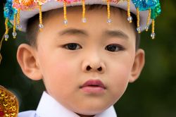 Un Bimbo alla cerimonia del noviziato: siamo nella pagoda buddhista di Shwedagon Paya, non distante dal centro di Yangon, la capitale della Birmania - © Roberto Cornacchia / www.robertocornacchia.com ...