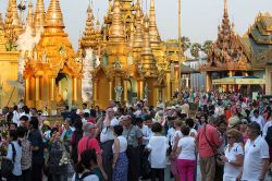 Folla di fedeli e turisti in visita a Shwedagon Paya, la pagoda d'oro di Yangon in Birmania - © Roberto Cornacchia / www.robertocornacchia.com