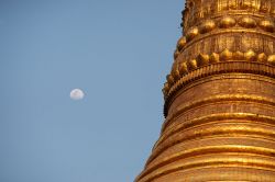 La Luna e la stupa alta 99 m della pagoda di Shwedagon Paya a Yangon in Birmania - © Roberto Cornacchia / www.robertocornacchia.com