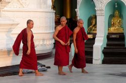 Monaci buddisti a Shwedagon Paya il tempio vicino al centro di Yangon, il più importante monastero della Birmania - © Roberto Cornacchia / www.robertocornacchia.com