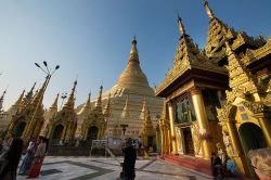 Tramonto sulla Pagoda e i vari padiglioni di Shwedagon Paya a Yangon (Birmania) - © Roberto Cornacchia / www.robertocornacchia.com