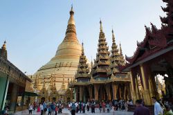 La Pagoda d'Oro, che tocca i 99 metri di altezza ed i padiglioni di Shwedagon Paya, il centro buddista più importante di Yangon e dell'intera Birmania - © Roberto Cornacchia ...