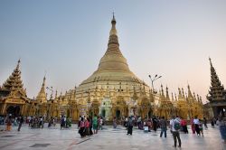 La pagoda dorata di Yangon, Shwedagon Paya, è la più importante di tutta la Birmania. E' rivestita da ben 27 tonnellate di fogli d'oro - © Roberto Cornacchia / www.robertocornacchia.com ...