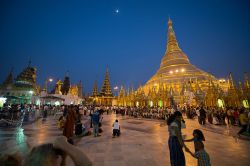 Una fotografia notturna della Pagoda d'Oro. Come tutte le destinazioni ai tropici anche in Birmania la notte scende velocemente dopo il tramonto che avviene intorno alle ore 18. Il tempio ...