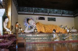 Il Buddha reclinato nella pagoda di Shwedagon Paya a Yangon (Birmania)  - © Roberto Cornacchia / www.robertocornacchia.com