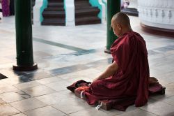 Un monaco in meditazione ci ricorda la caratura spirituale del sito di Shwedagon Paya a Yangon in Birmania - © Roberto Cornacchia / www.robertocornacchia.com