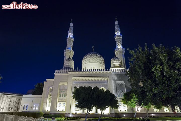 Immagine La pietra bianca utilizzata per la costruzione della Moschea di Jumeirah di notte aumenta il fascino dell'edificio di Dubai - © Anastasios71 / Shutterstock.com