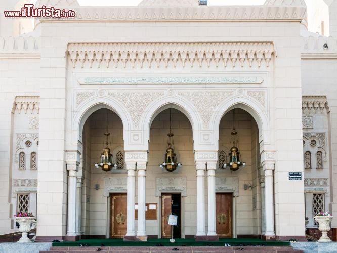 Immagine L'Ingresso alla Moschea di Jumeirah a Dubai. L'edificio venne costruito nel 1975 - © TasfotoNL / Shutterstock.com