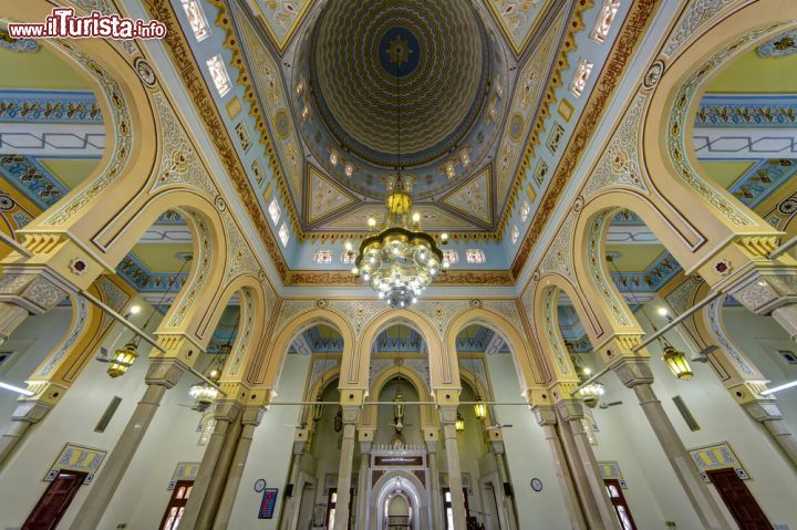 Immagine Interno della sala di preghiera della Jumeirah Mosque a Dubai - © Francesco Dazzi / Shutterstock.com