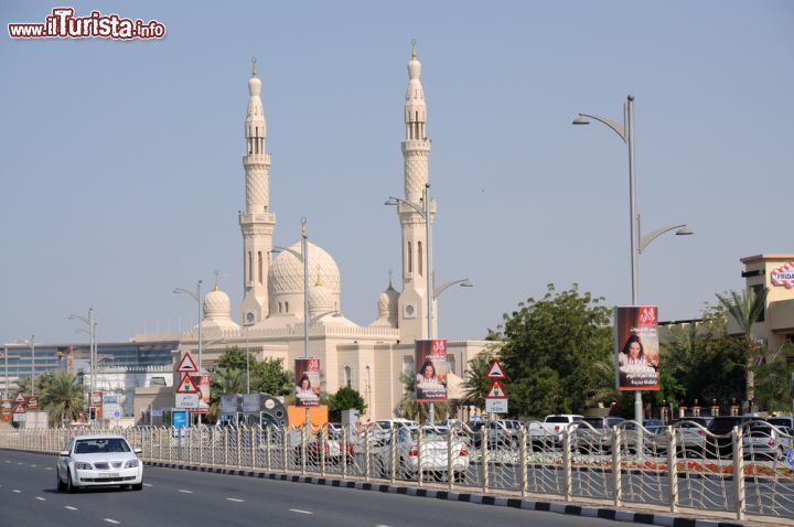 Immagine La grande moschea di Dubai fotografata dalla Jumeirah road - © Philip Lange / Shutterstock.com