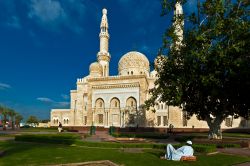 Un fedele si riposa davanti alla Moschea Jumeirah al mattino a Dubai - © dinosmichail / Shutterstock.com 