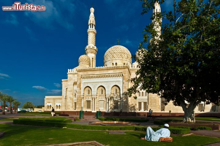 Immagine Un fedele si riposa davanti alla Moschea Jumeirah al mattino a Dubai - © dinosmichail / Shutterstock.com