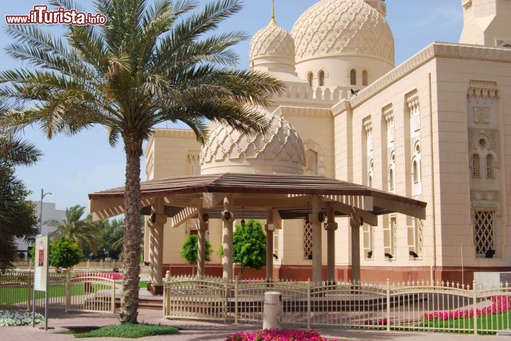 Immagine Un particolare degli esterni della Moschea di Jumeirah a Dubai - © Amra Pasic / Shutterstock.com