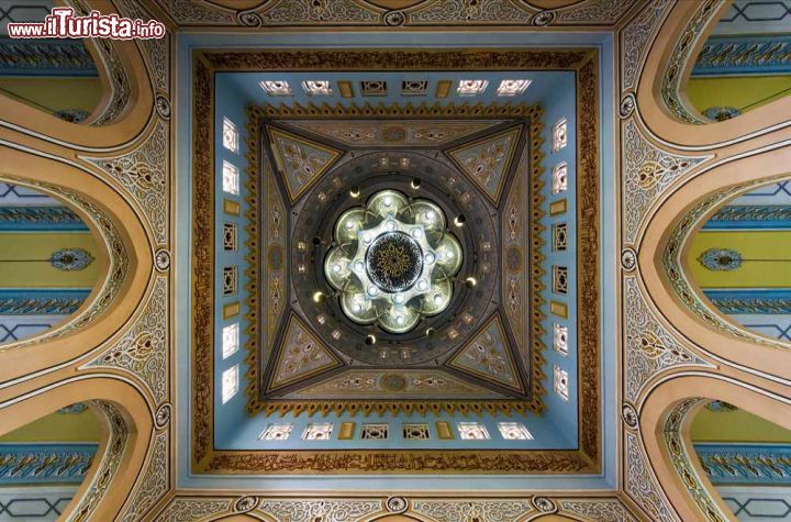 Immagine Vista dall'interno della grande cupola della Moschea di Jumeirah a Dubai - © Francesco Dazzi / Shutterstock.com