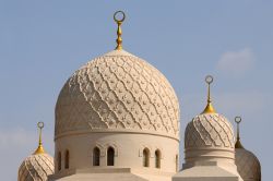 La cupola principale della Moschea Jumeirah a Dubai, l'unica visitabile dai non musulmani della città - © Philip Lange / Shutterstock.com