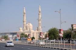 La grande moschea di Dubai fotografata dalla ...