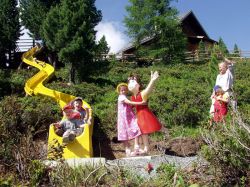 Lo scivolo gigante lungo 12 metri al  Parco di Heidi in Carinzia, Austria