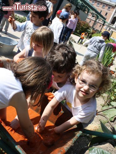 Immagine Giochi con acqua e sabbia nel parco di Explora Roma: bastano pochi elementi per scatenare il divertimento e la creatività dei nostri bambini. La sezione dedicata all'acqua è anche educativa e quindi adatta ai bambini fino ai 12 anni. I più grandi scopriranno come funziona una fontana e scopriranno le dighe magnetiche! - © www.mdbr.it