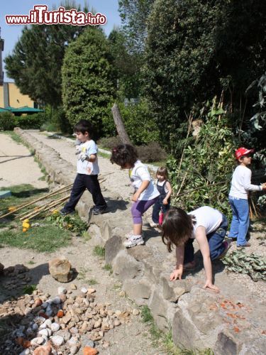 Immagine Attività ludiche e formative nel giardino di Explora a Roma: l'esterno del museo dei bambini è in realtà uno spazio polifunzionale, dove gioco, didattica e manualità si fondono in molteplici attività - © www.mdbr.it