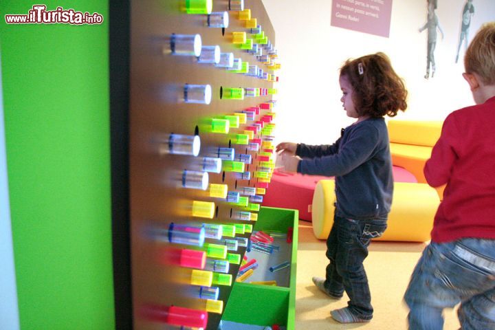Immagine I bambini a Explora Roma si trasformano i piccoli esploratori: si chiama così la sezione dedicata ai più piccini, da zero a tre anni, che consente una manualità in totale sicurezza, con giochi che divertendo, consentono ai nostri cuccioli di scoprire il mondo delle forme e dei colori - © www.mdbr.it