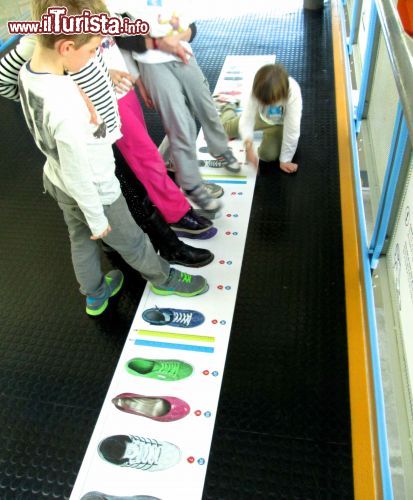 Immagine Imparare le misure delle scarpe a Explora Roma - All'interno del laboratorio "Pesi e Misure" i bambini cominciano a prendere confidenza con centimetri, grammi, metri e chilogrammi, sempre con attività divertenti ed appassionanti - © www.mdbr.it