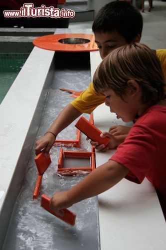 Immagine Laboratorio con giochi d'acqua a Explora Roma: è forse una delle sezioni più amate dai bambini con attività adatte sia ai più piccoli (3-5 anni) che ai bambini delle scuole elementari e medie, che possono imparare tantissime cose su questo prezioso elemento - © www.mdbr.it