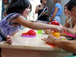 Il laboratorio di cucina con i bambini a Explora Roma: si chima Kitchen ed aiuta i bambini a scoprire il cibo, le sue caratteristiche e il consumo consapevole. E' adatto ad età comprese ...