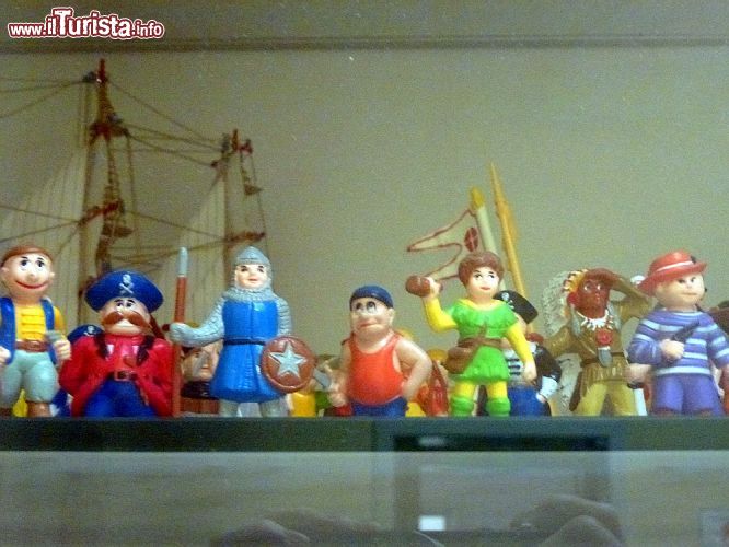 Immagine Nella sezione del '900 alcuni soldatini, pirati e indiani, in materiale plastico al Museo Mario Massacesi di Bologna - © where is rigsby