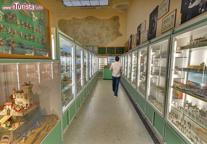 Immagine L'interno e le teche del Museo Storico del Soldatino Marco Massacesi di Bologna