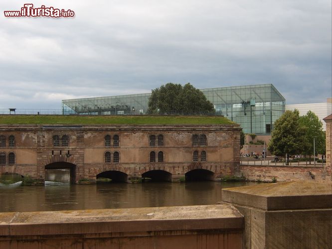 Immagine Il Barrage Vauban di Strasburgo e sullo sfondo le moderne architetture del Museo di Arte Moderna e Contemporanea
