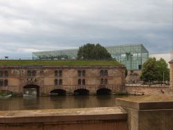 Il Barrage Vauban di Strasburgo e sullo sfondo le moderne architetture del Museo di Arte Moderna e Contemporanea