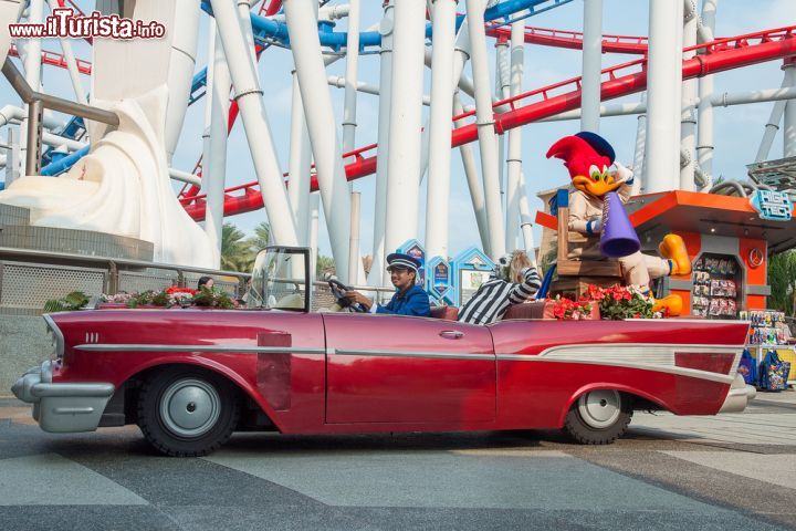 Immagine Hollywood Dream Parade agli Universal Studios di Singapore. Picchiarello, personaggio dei cartoni animati, su una macchina d'epoca durante una sfilata agli Universal Studios - © mastapiece / Shutterstock.com