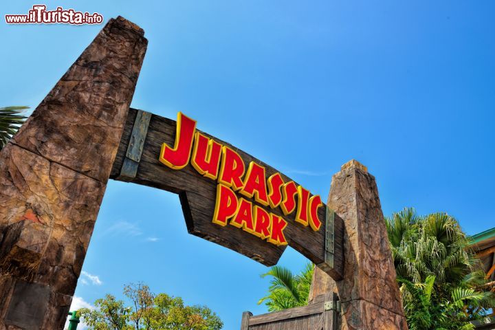 Immagine Ingresso di Jurassic Park  agli Universal Studios di Singapore. Il grande parco tematico di Sentosa Island non poteva che ospitare anche una sezione dedicata al film del 1993 diretto da Steven Spielberg, basato sul romanzo di Michael Crichton - © tristan tan / Shutterstock.com