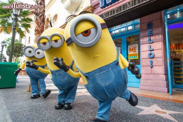 Immagine Minion agli Universal Studios di Singapore. Creati da Ken Daurio e Cinco Paul, i mionion sono i protagonisti dell'omonimo film di animazione del 2015 diretto da Pierre Coffin e Kyle Balda. Agli Universal Studios di Singapore li si può incontrare ovunque - © Narong Jongsirikul / Shutterstock.com